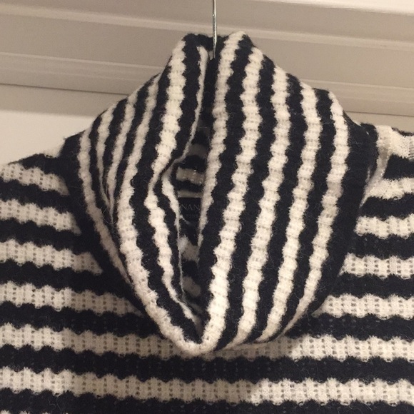 Black and white striped sweater - Picture 2 of 3